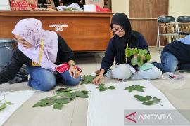 DKUKMPP Kota Cirebon melatih ibu rumah tangga buat produk "ecoprint"