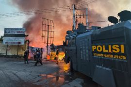 Polisi kerahkan rantis padamkan api lalap 26 rumah di Jayapura