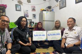 BPJS Ketenagakerjaan Perak serahkan santunan pengemudi ojek online