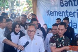 Menko Pangan bagikan 1,5 ton bantuan beras untuk warga Aceh