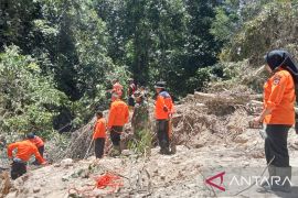 Pemkab Agam bersihkan material longsor menimbun aliran sungai