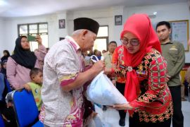 Pemkab Gowa salurkan bantuan PKH dan sembako kepada 224 KPM