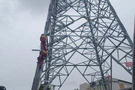 Pemuda asal Aceh panjat menara SUTET di Jakarta Utara
