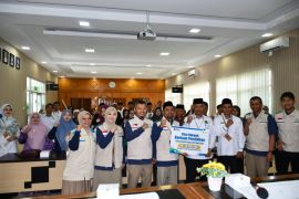 YBM PLN UP3 Bukittinggi bersama Kemenag Bukittinggi salurkan bantuan pendidikan untuk generasi muda raih pendidikan internasional