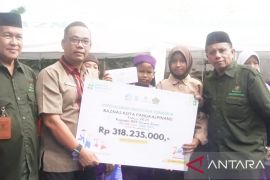 Baznas Pangkalpinang serahkan beasiswa untuk 809 siswa kurang mampu