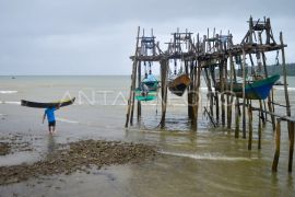 Tradisi menggantung perahu nelayan Desa Soligi Page 2 Small