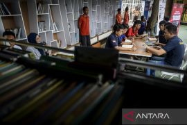 Layanan mobil perpustakaan keliling untuk warga binaan