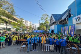 KNPI Makassar berbagi ratusan paket sembako ke pengemudi ojol