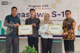 Sebanyak 15 mahasiswa dari Desa Pelapis KKU terima beasiswa dari perusahaan DIB