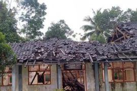 Rusak parah, Bangunan sekolah satu atap di Lombok Timur ambruk