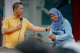 Puluhan tahun mengabdi, Bu Guru Aning dapat hadiah umrah dari Bupati Karawang