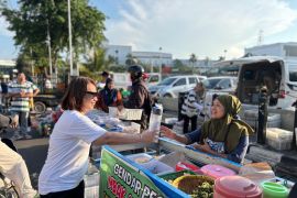 BPJS Ketenagakerjaan Jateng DIY bagikan tumbler ke pedagang Pasar Johar