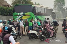 Bus terbakar di Tugu Lampu Gentur Cianjur gara-gara ban meledak