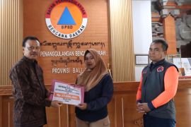 Sekda Bali serahkan santunan ke korban banjir besar