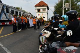 Tragic selfie incident: 3 teenagers die after hit by train in C Java