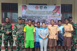 Kodim 1706 Nduga renovasi ruang kelas SMPN 1 Kenyam menjadi ruang UKS