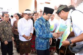 Menag serahkan bantuan kepada warga terdampak banjir di Denpasar