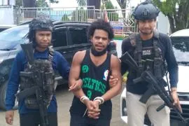 Satgas Damai Cartenz kawal penyerahan tersangka KKB Anis ke Kejari Nabire