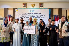 GM PLN Babel serahkan bantuan YBM PLN program beasiswa Cahaya Pintar untuk santri kurang mampu