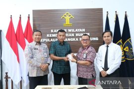 Kanwil Kemenkum Babel serahkan 25 stiker legalisasi dokumen ke masyarakat