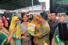 Pemkab Sambas hadirkan pasar murah beras di Pemangkat