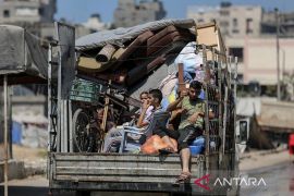 Warga sipil mengungsi dari serangan di Kota Gaza dengan segala cara