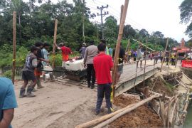 Belitung Timur bangun jembatan darurat cegah warga terisolasi