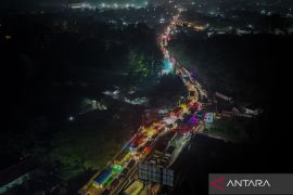 Macet panjang saat jam operasional truk tambang Parung Panjang