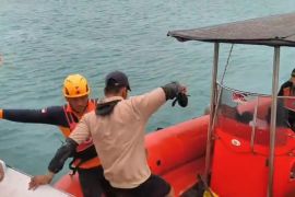 Tim SAR gabungan evakuasi lima nelayan korban kapal tenggelam di Manggar