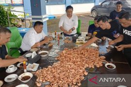 Badan Mutu KKP Babel gelar makan udang massal