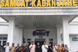 Ardan Noor kunjungi Samsat Kabanjahe, tekankan inovasi pelayanan cepat, mudah dan ramah