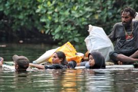 Rumah Bakau-komunitas grebek sampah Taman Wisata Alam Teluk Youtefa