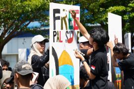 Ribuan mahasiswa baru UMSurabaya lukis pesan damai di Hari Perdamaian