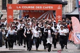 Unik! balapan pelayan kafe "Course des Caf&eacute;s" warnai jalanan Paris
