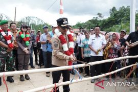 Bupati Murung Raya pimpin upacara adat di peresmian listrik masuk desa