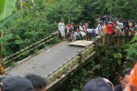 Warga bangun jembatan darurat pascajembatan putus di Lumajang