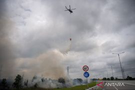 Helikopter water boombing BNPB padamkan kebakaran lahan di Tol Trans Sumatera Palindra
