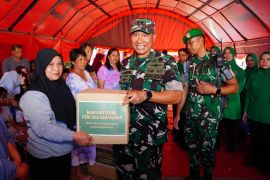 Pangdam XVII/Cenderawasih membantu korban kebakaran di Dok V