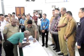 Wagub Lakotani serahkan uang kompensasi SKK Migas sebesar Rp96 miliar
