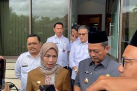 Bupati Ratu Rachmatuzakiyah gandeng Bank bjb bedah rumah tiga warga lansia