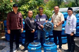 Anggota DPRD Banjarbaru bagikan ratusan bak sampah untuk tiga kelurahan