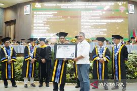 ULM beri penghargaan kepada YABN saat Dies Natalis ke-67