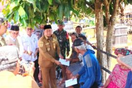 Pemkab Batola bantu korban kebakaran di Kelurahan Lepasan