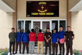 Kejari Halut tahan dua tersangka dugaan korupsi gaji fiktif Satpol PP Rp1,8 miliar