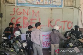 Puluhan buruh segel kantor Indomobil  Kendari tuntut hak-hak pekerja