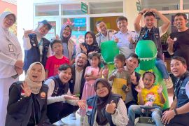 Relawan Bakti BUMN dan komunitas Masinis Berbagi bagikan bantuan sosial