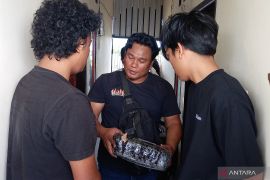 Polisi tangkap dua mahasiswa terima paket ganja 819 gram di Mataram