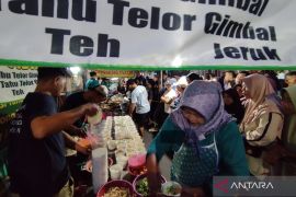 Puluhan PKL sediakan  4.760 porsi makan gratis rayakan HUT Pemkab Kudus