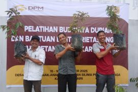 PT Dairi Prima Mineral berikan pelatihan budidaya durian dan bantuan bibit untuk petani Dairi