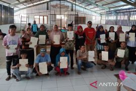 BPN Muna Barat serahkan 146 sertifikat tanah di  Desa Sidamangura